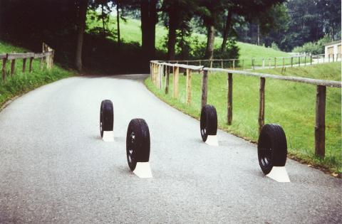 Roman Signer, Vier Räder, Quatre roues, 2002