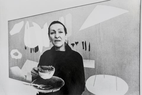 Brigitte Hellgoth, Meret Oppenheim mit Pelztasse Duisburg, Meret Oppenheim avec « Le Déjeuner en fourrure » à Duisburg, 1975-2013