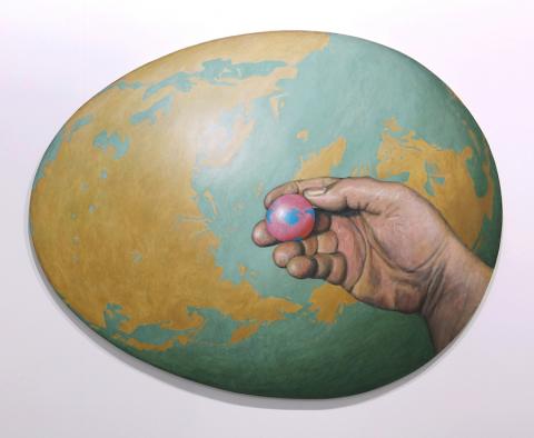 Guido Nussbaum, Hand mit Weltkugel eiförmig, 2009
