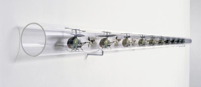 Roman Signer, Rohr mit Helikoptern, Tube avec hélicoptère, 2007