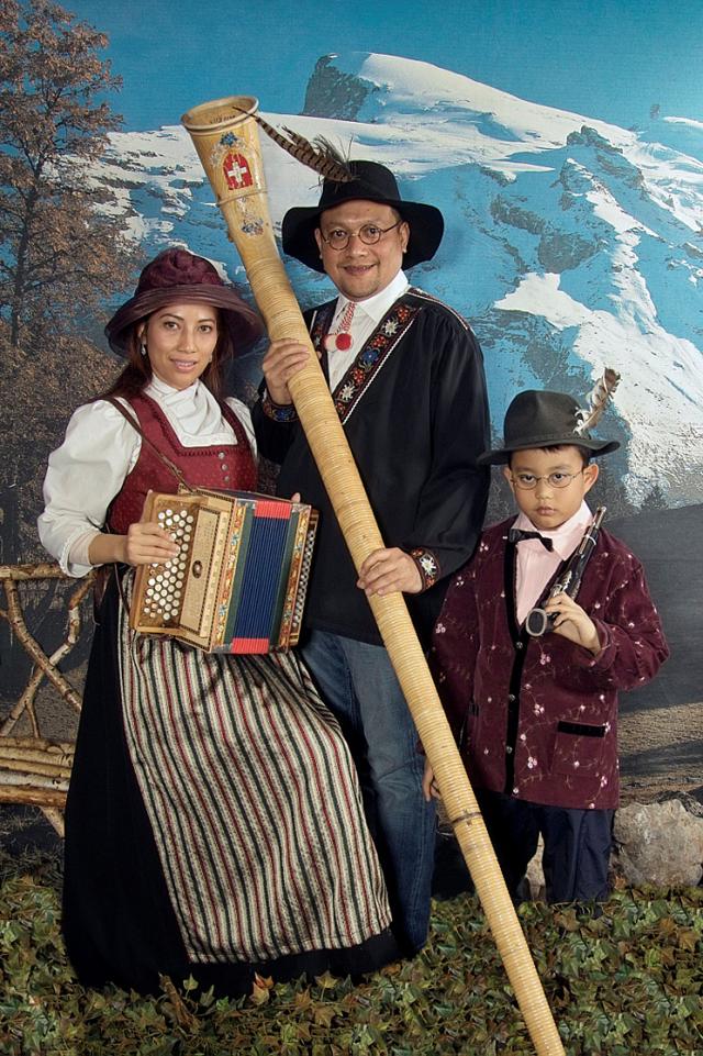 Jules Spinatsch, Welcome to Photostudio Titlis , 2006 (2008)