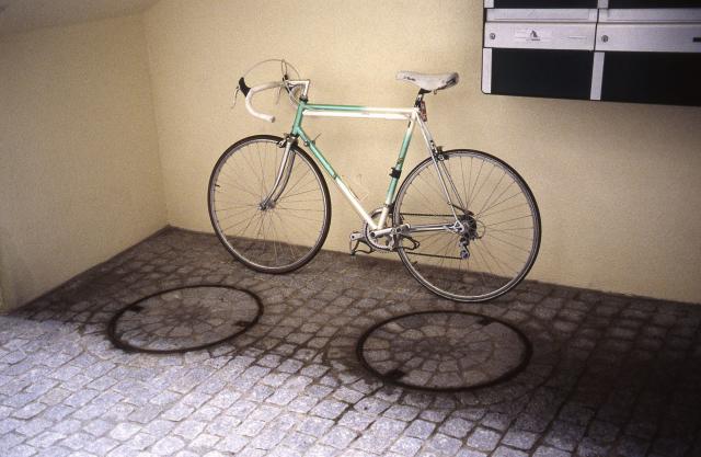 Roman Signer, Velo, Schweiz (Reisefotos), 1995