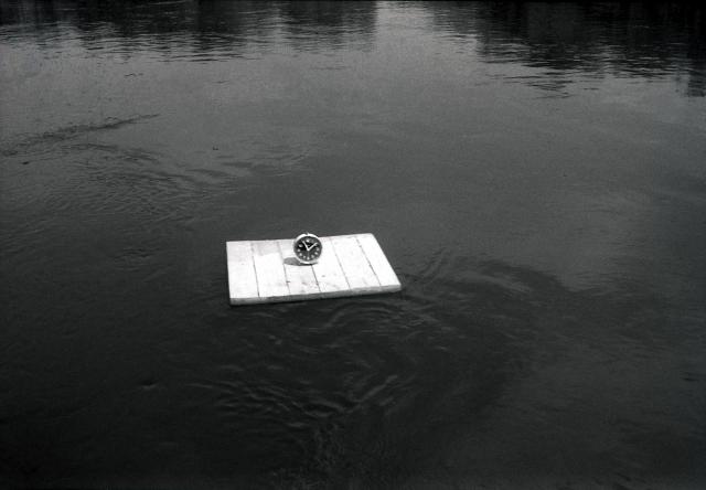 Roman Signer, Läuten auf dem Fluss , Sonner sur le fleuve, 1986
